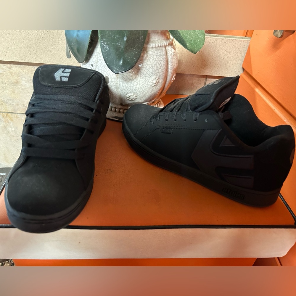 All Black Etnies